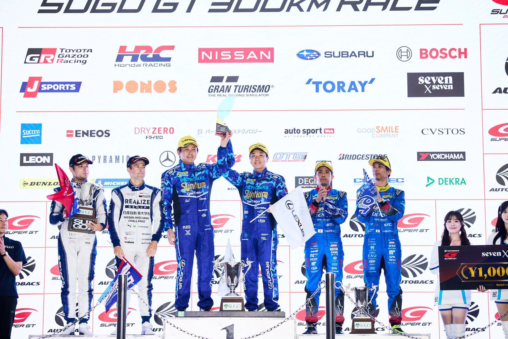 GT300クラスの表彰台。チーム初のポールポジションから優勝を遂げた#60、LMcorsaの吉本大樹と河野駿佑のコンビ。左側の2位は#56、ジャン・パオロ・デ・オリベイラと木村偉織は少し悔しそうな表情だ。そして右側、#61 SUBARU BRZは待望の表彰台を獲得したが、全く満足はしていないはず。