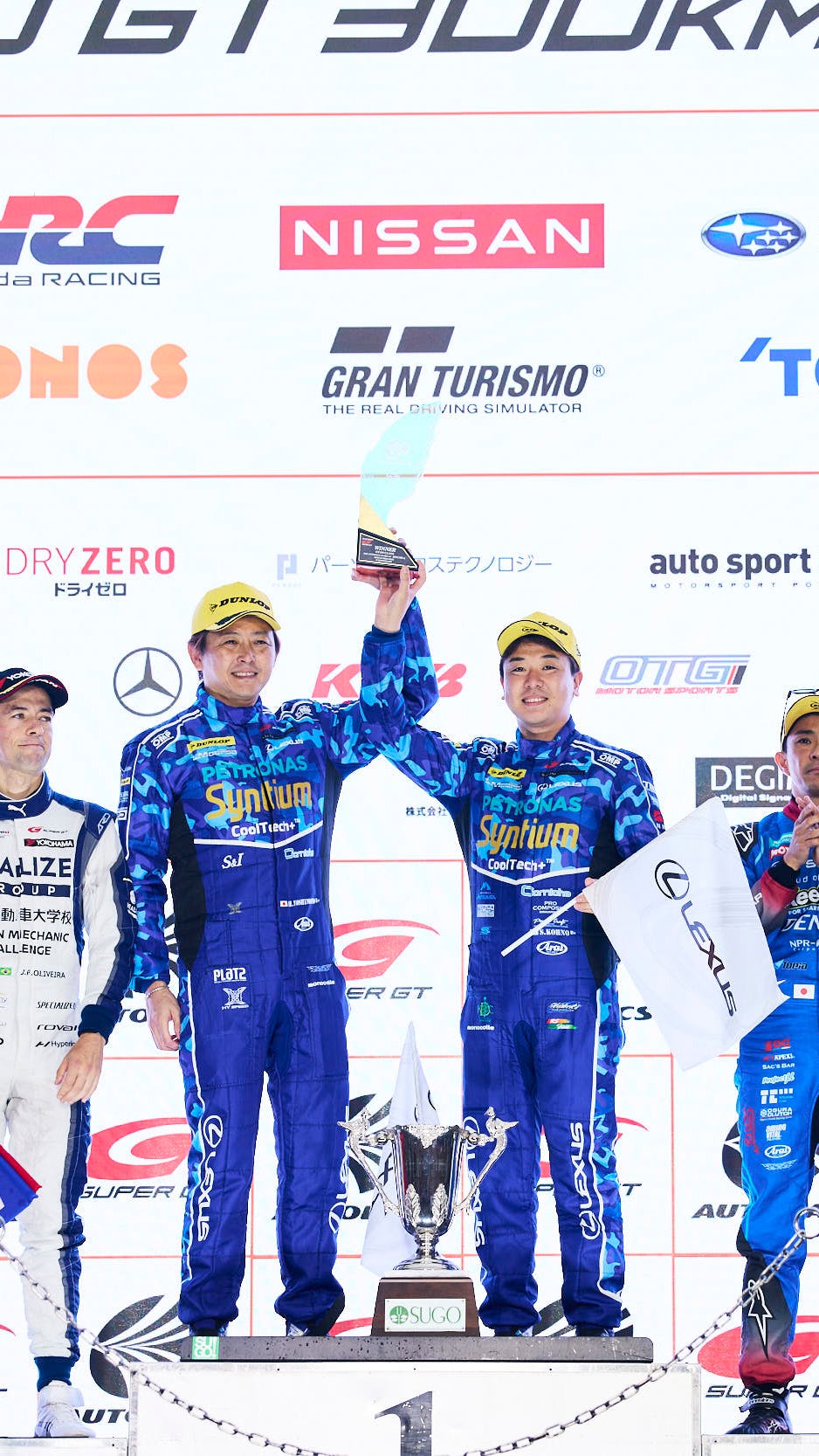 GT300クラスの表彰台。チーム初のポールポジションから優勝を遂げた#60、LMcorsaの吉本大樹と河野駿佑のコンビ。左側の2位は#56、ジャン・パオロ・デ・オリベイラと木村偉織は少し悔しそうな表情だ。そして右側、#61 SUBARU BRZは待望の表彰台を獲得したが、全く満足はしていないはず。