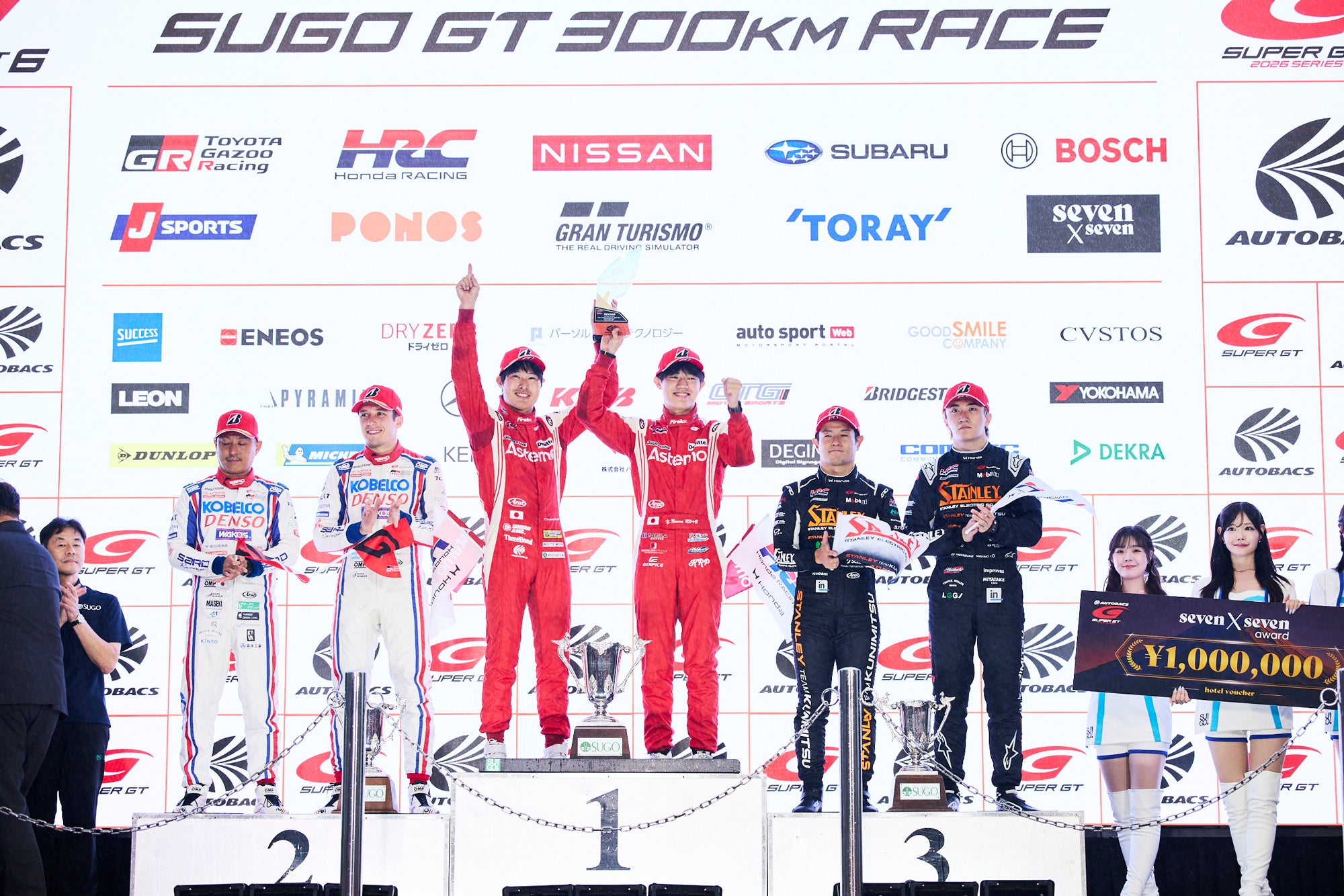 GT500の表彰台。今回はHRCプレリュード勢による独占とはならなかった。それでも3位に#100 STANLEYが入り、チャンピオンシップでも王者#36を追い詰める体制が整いつつある。