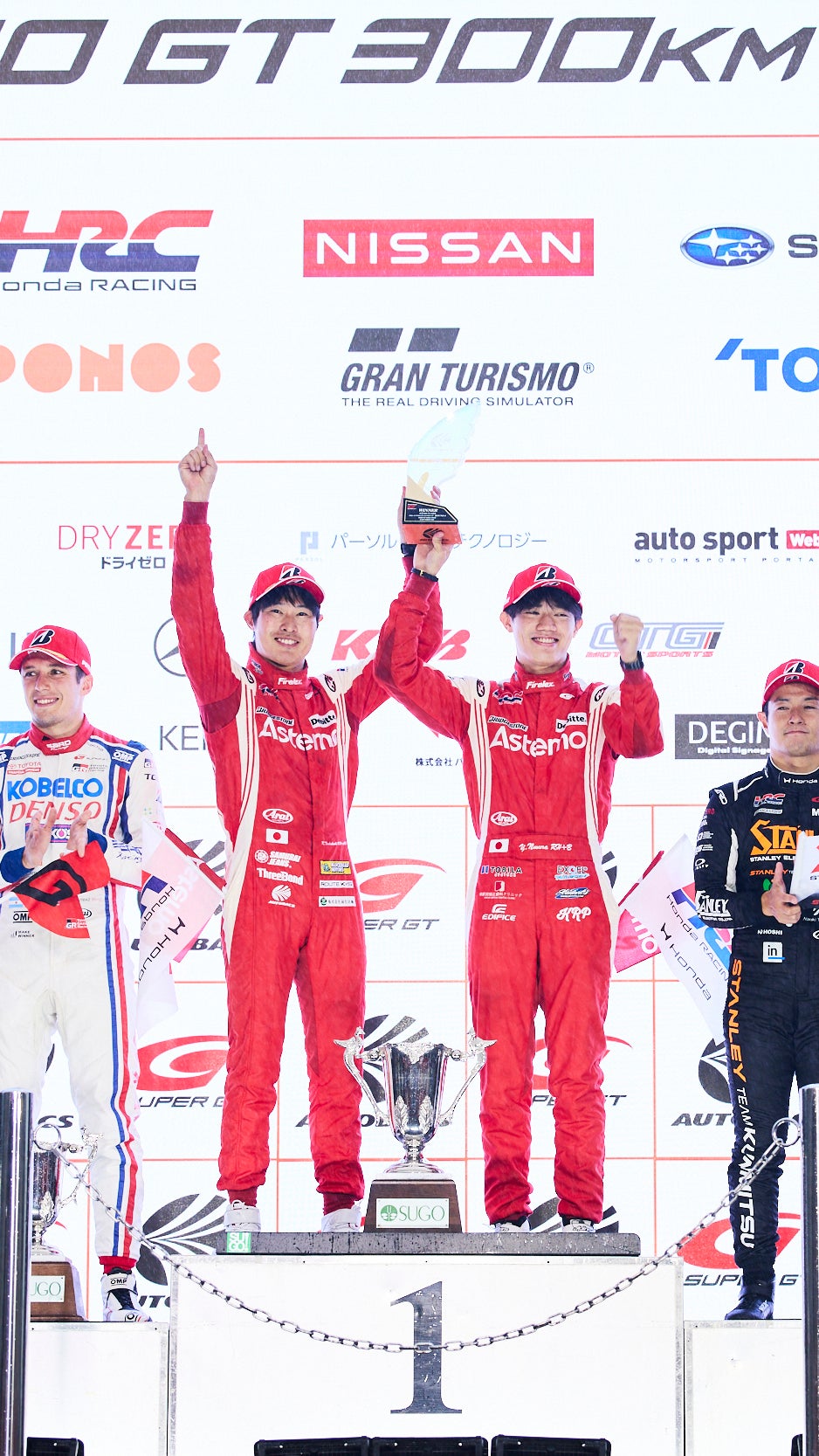 GT500の表彰台。今回はHRCプレリュード勢による独占とはならなかった。それでも3位に#100 STANLEYが入り、チャンピオンシップでも王者#36を追い詰める体制が整いつつある。