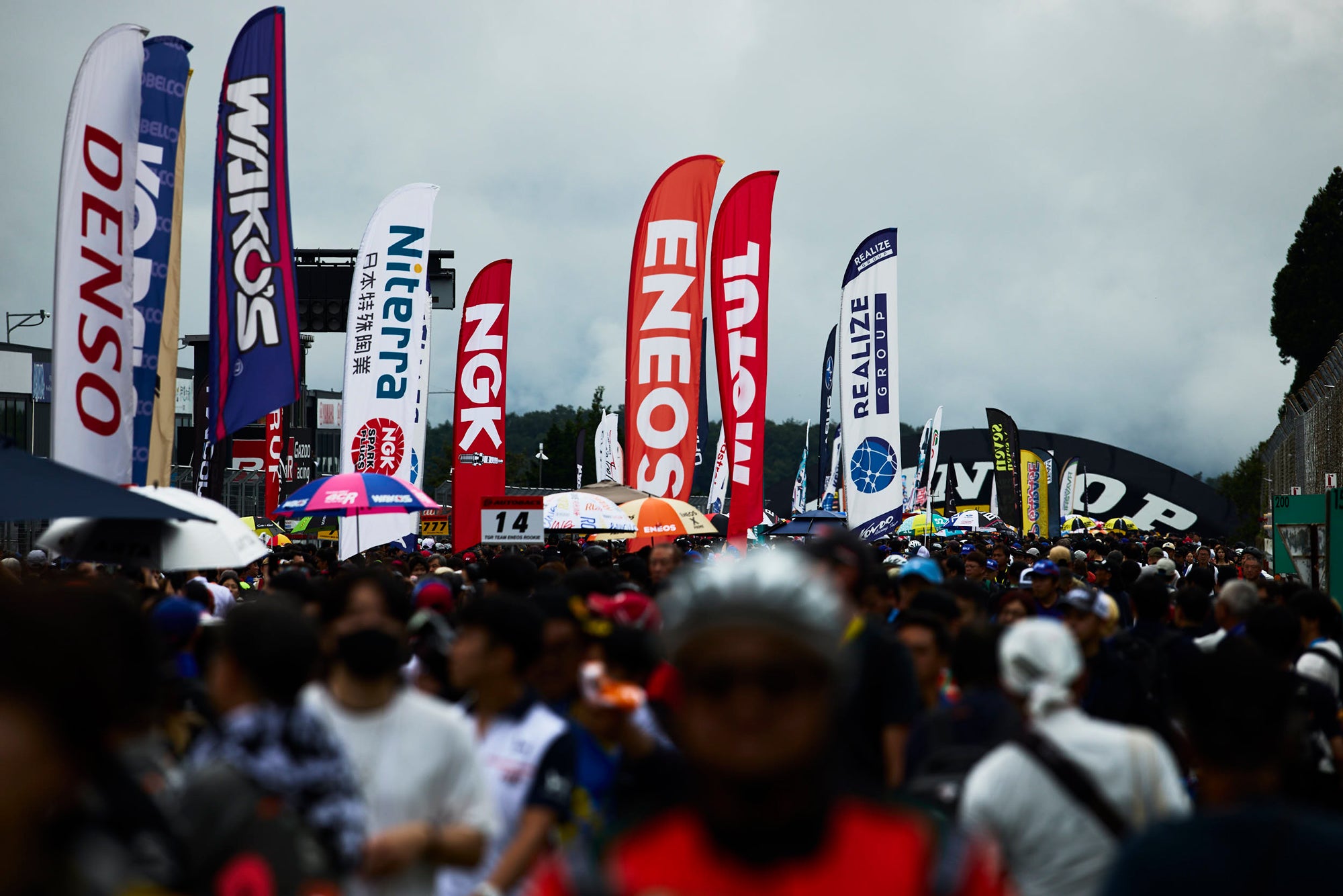 東北地方で行われる唯一のスーパーGTということもあり、多くのファンが集まるスポーツランドSUGO。ピットウォークの人気も相当なものだ。