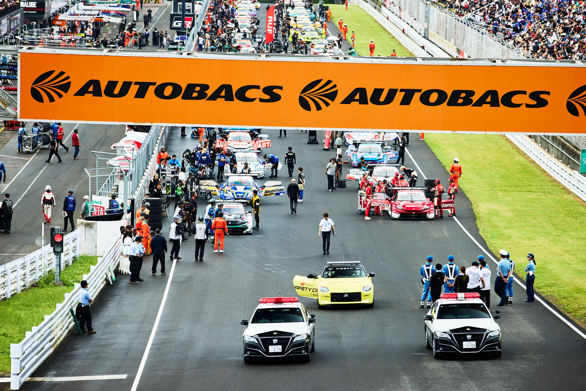 パトカー先導でフォーメーションラップが始まるというのは、スーパーGTでは珍しいことではない。今回はスタート直前まで雨が降っており、チームはこの段階でもタイヤ選択に頭を悩ませていた。