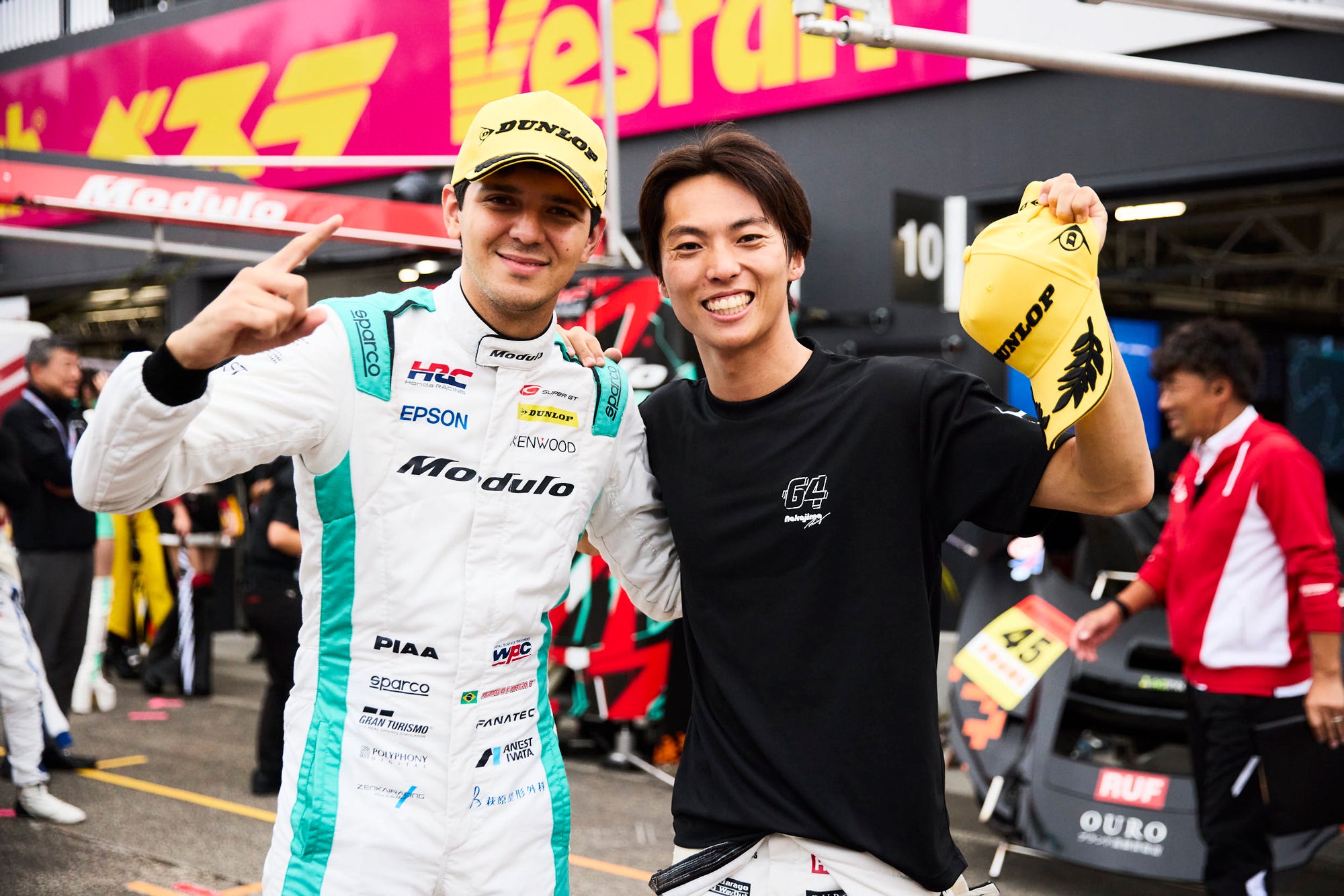 前回の鈴鹿での予選2位の雪辱を果たした#64。イゴール・オオムラ・フラガはスーパーフォーミュラでも優勝し、押しも押されもせぬトップドライバー。右の大草りきがポールを決めた。