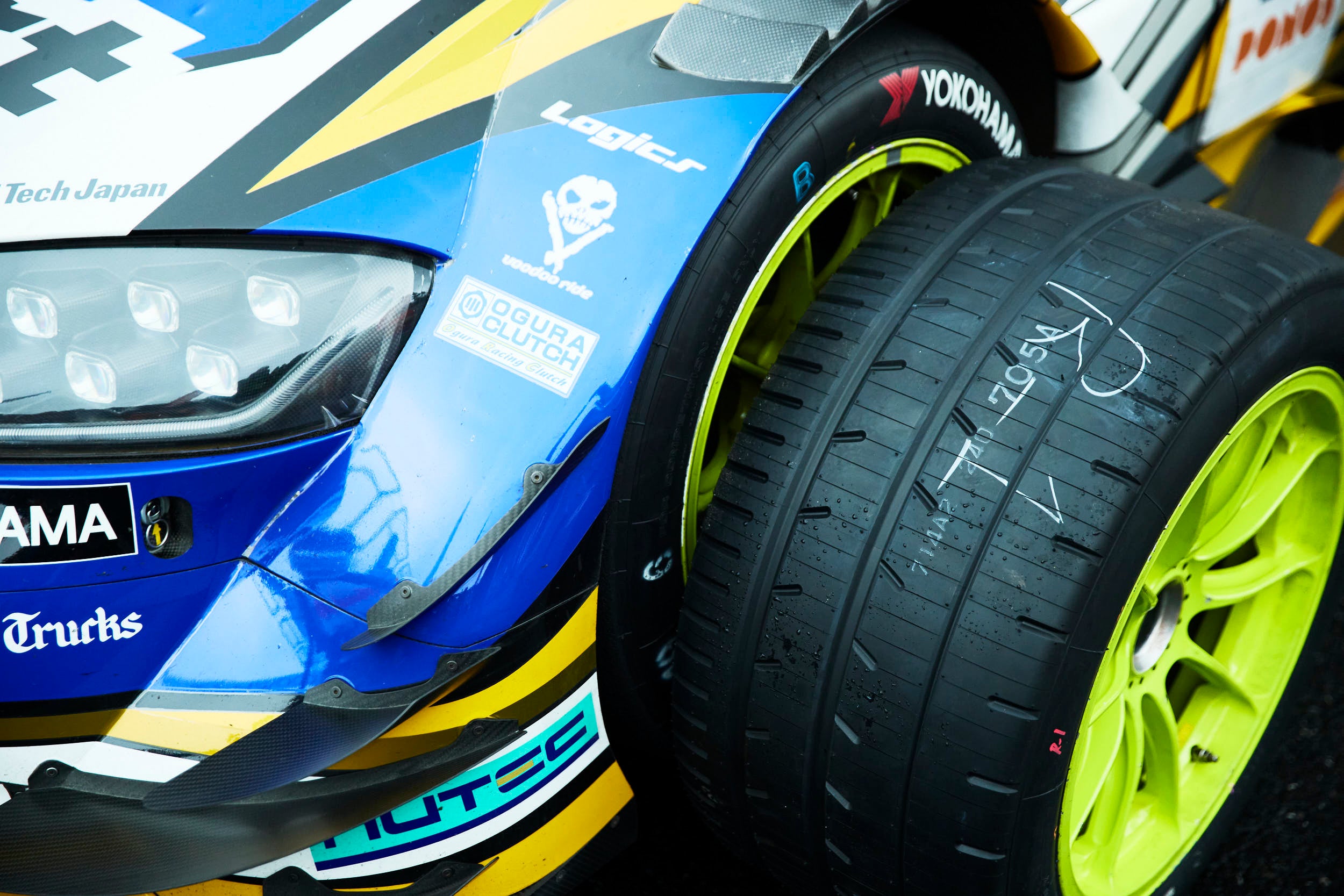 今回のSUGOでは、GT500で唯一のアドバン・ユーザーである#19 WedsSport BANDOH GR Supraが予選3番手に。GT300のQ2では、トップ10に4台のアドバン・ユーザーが入った。最終戦まで、タイヤのマルチメイクスによる“最後の”戦いから目が離せない。