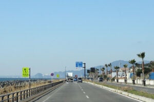 国道150号 静岡市清水区内（Puchi-masashi, CC BY-SA 4.0）https://commons.wikimedia.org/w/index.php?curid=79846464