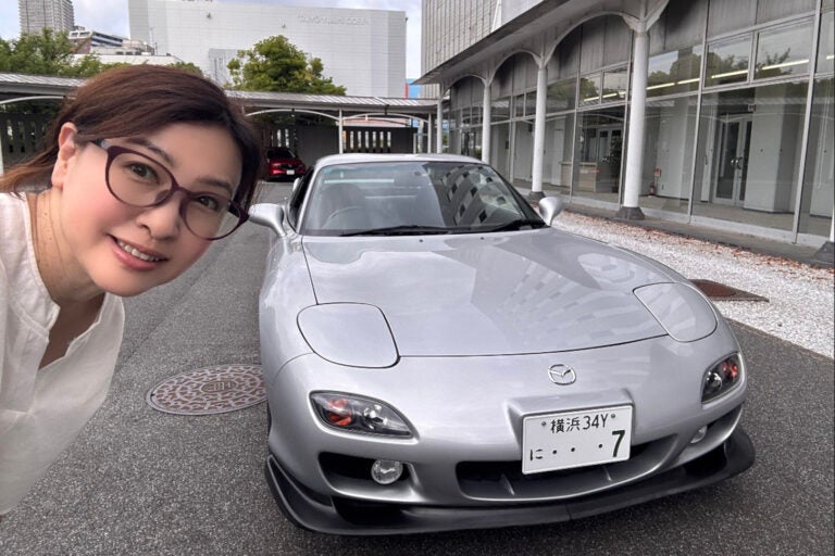 25年間をともに過ごしたRX-7は、現在もマツダの広報車として活躍中。一台のクルマが、人から人へ物語を受け渡している。