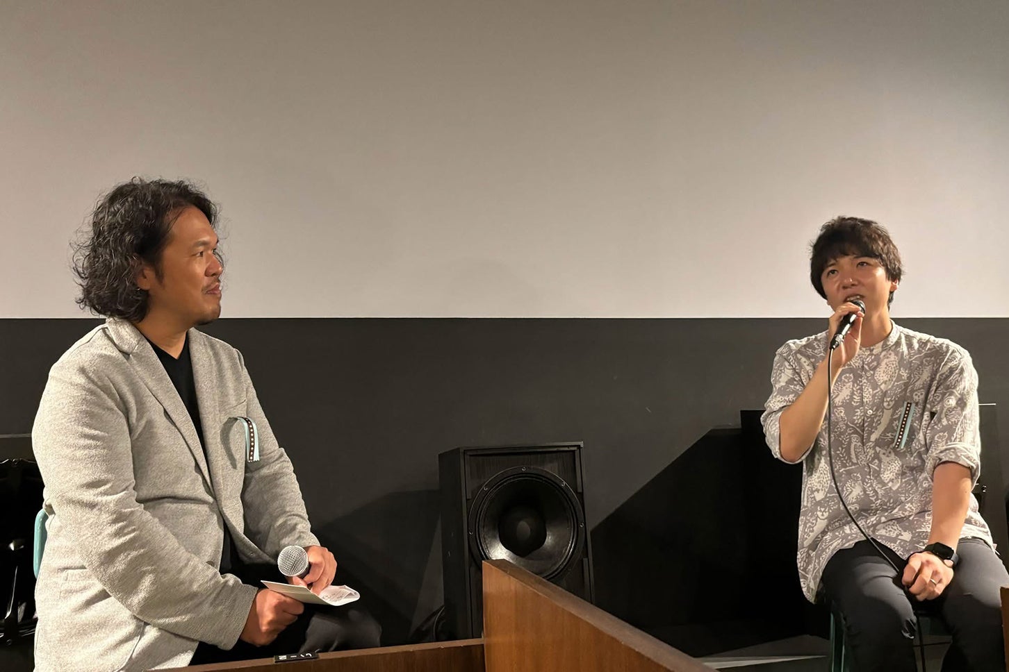 撮影終了を告げたあとも、実はカメラを回し続けていたという小川監督（写真右）。そこで語られた「友達がいなくなっちゃうね……」という言葉が、作品の核となった。