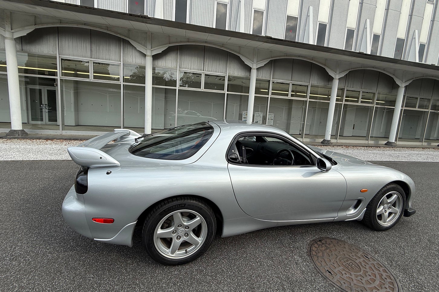 25年間をともに過ごしたRX-7は、現在もマツダの広報車として活躍中。一台のクルマが、人から人へ物語を受け渡している。
