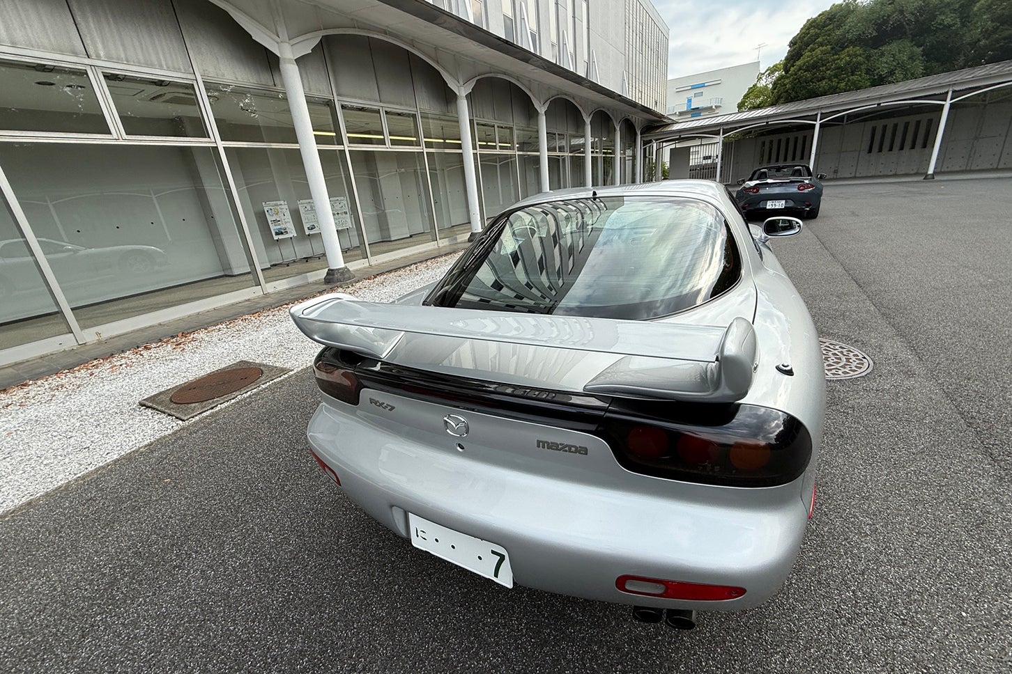 25年間をともに過ごしたRX-7は、現在もマツダの広報車として活躍中。一台のクルマが、人から人へ物語を受け渡している。