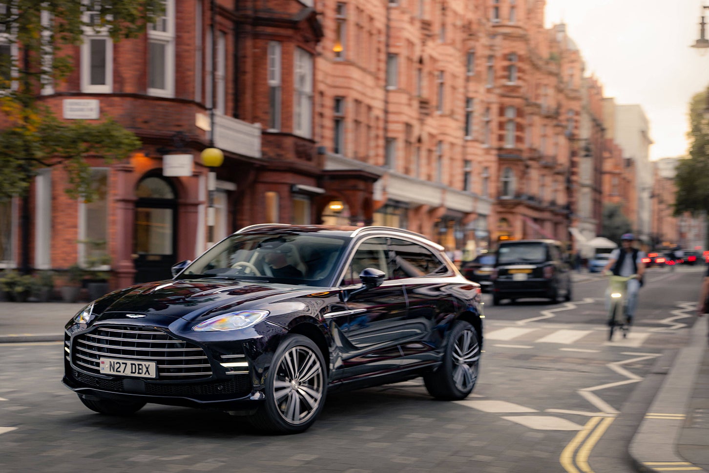 アストンマーティンDBX GT｜Aston Martin DBX GT