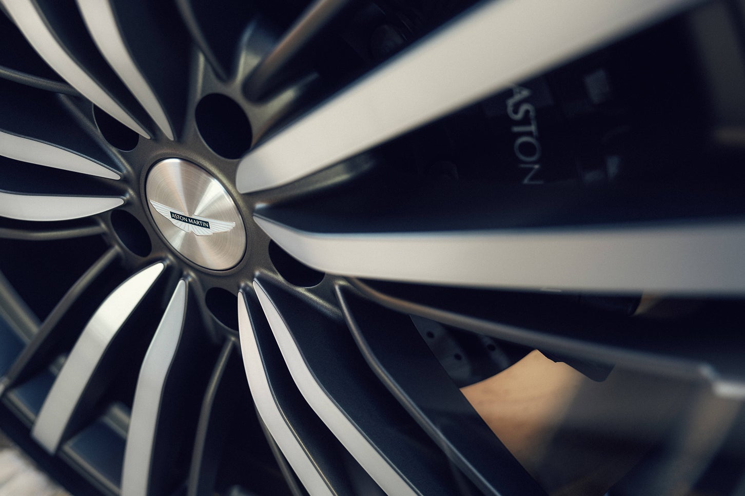アストンマーティンDBX GT｜Aston Martin DBX GT