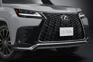 レクサスLX“Fスポーツ”｜“F SPORT”スピンドルグリル（メッシュタイプ、漆黒メッキモール）／“F SPORT”サイドグリル（メッシュタイプ）／“F SPORT”フロントロアバンパーモール（サテンメッキ）