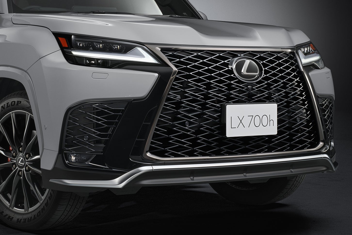 レクサスLX“Fスポーツ”｜“F SPORT”スピンドルグリル（メッシュタイプ、漆黒メッキモール）／“F SPORT”サイドグリル（メッシュタイプ）／“F SPORT”フロントロアバンパーモール（サテンメッキ）