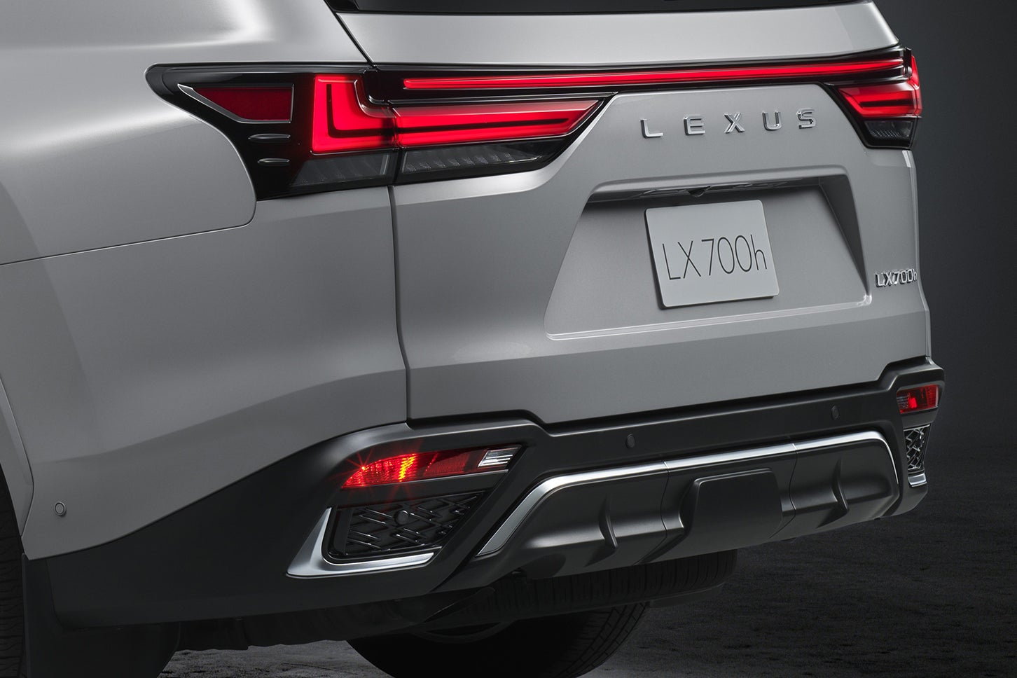 レクサスLX“Fスポーツ”｜“F SPORT”リヤロアグリル（メッシュタイプ）　／“F SPORT”リヤロアバンパーモール（サテンメッキ）