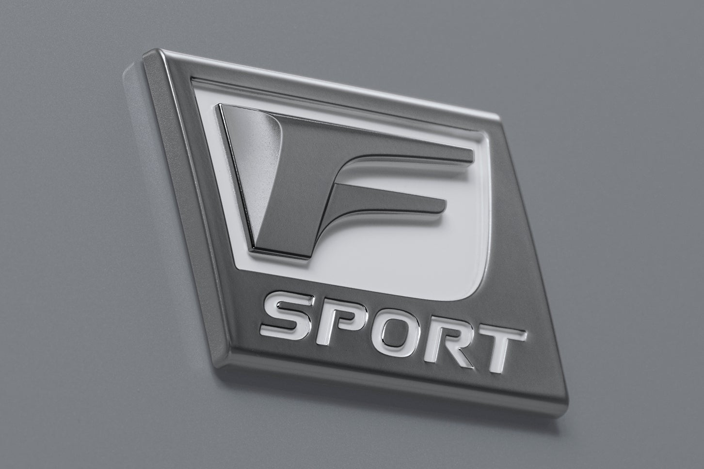 レクサスLX“Fスポーツ”｜“F SPORT”エンブレム（フロントフェンダー）