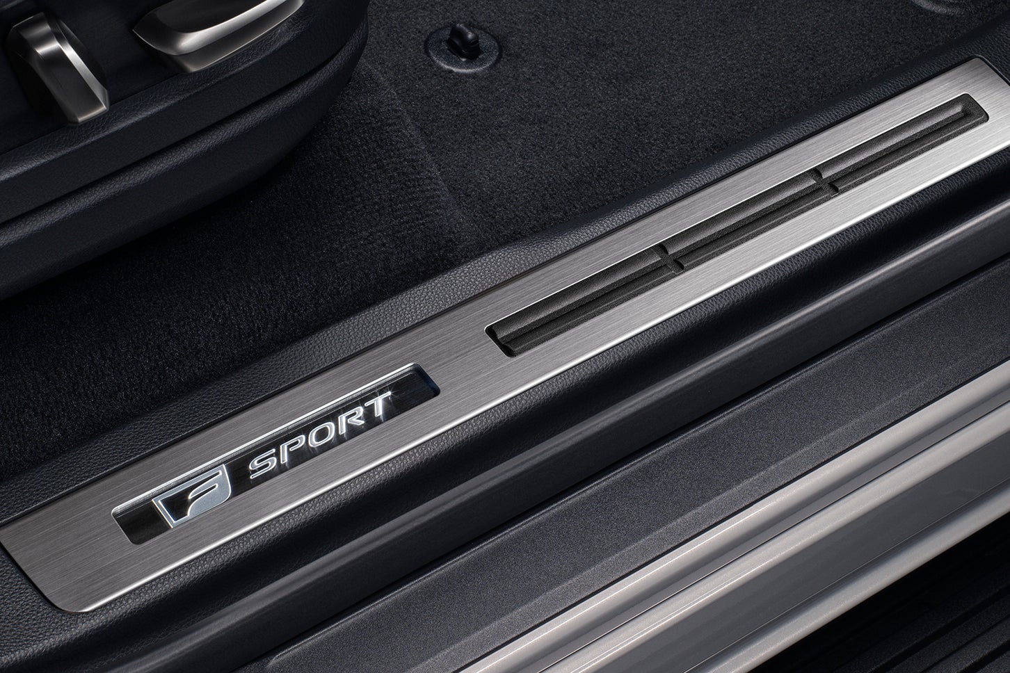 レクサスLX“Fスポーツ”｜“F SPORT”ブラックロゴスカッフプレート