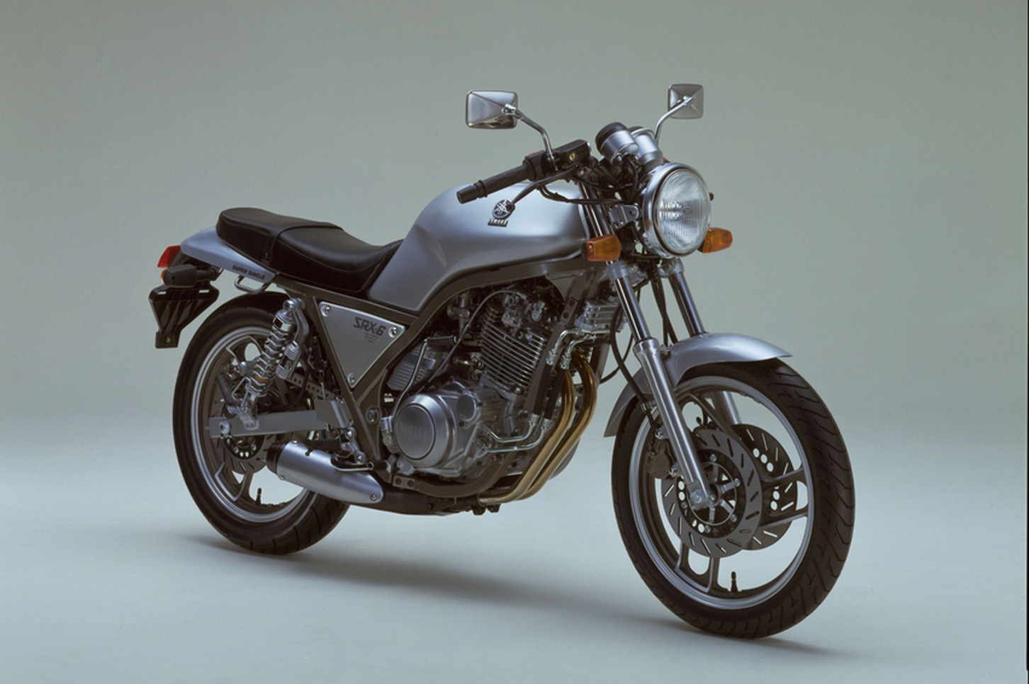 トラディショナルな英国風ではなく、現代的なデザインと走りで登場したSRX600。