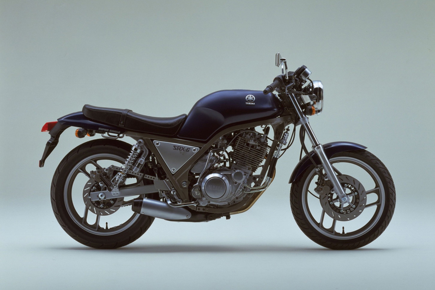 流れるようなフォルムの初期型SRX。極端に短いマフラーは当時としてはかなり斬新。