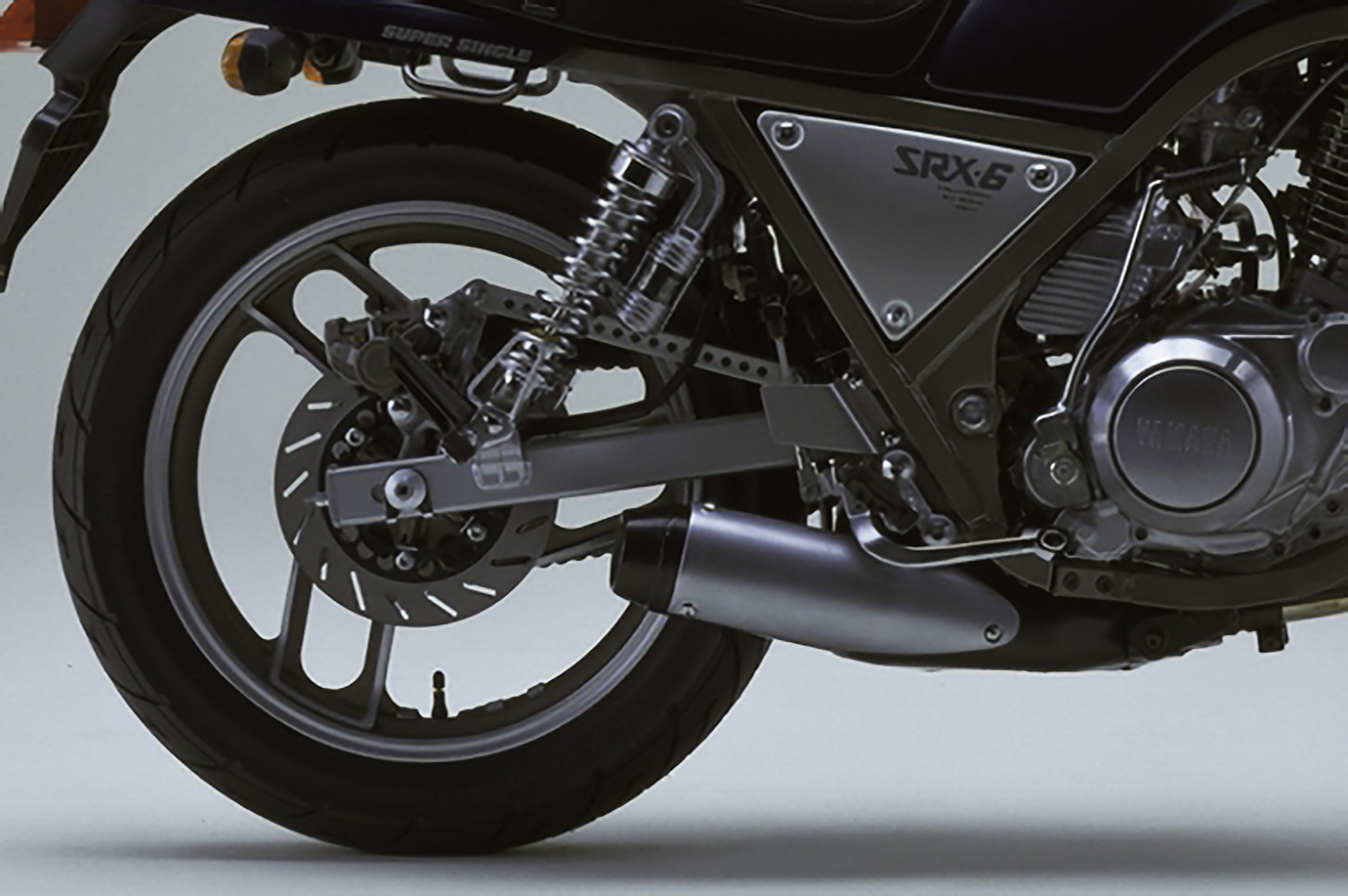 モノサス＆17インチタイヤの後期型と異なり、初期型は二本サス＆18インチタイヤを採用。