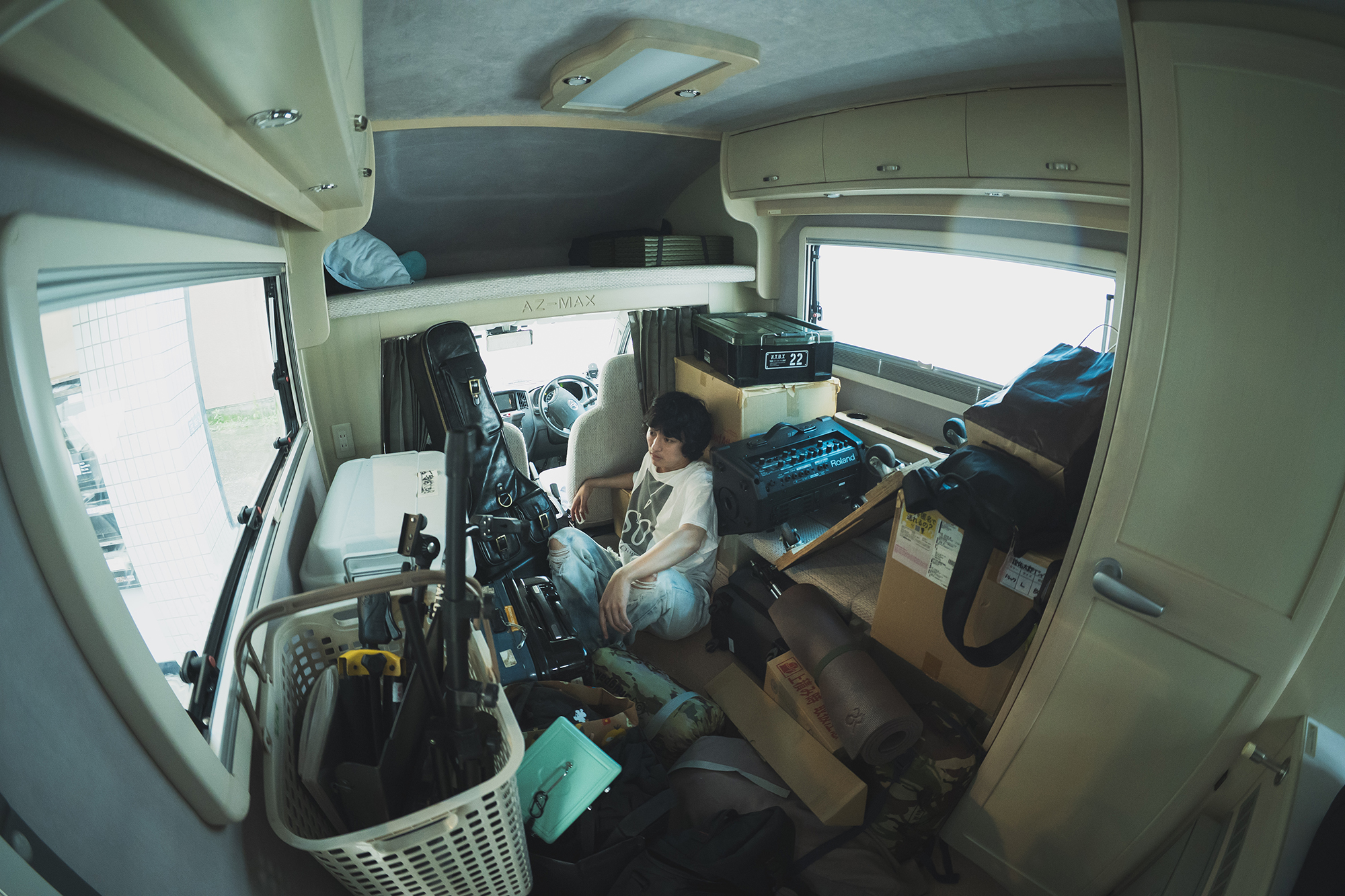 移動と宿泊をひとつにするため、選んだのはキャンピングカー。人生初の車中泊生活も、この旅の大切な一部だ。