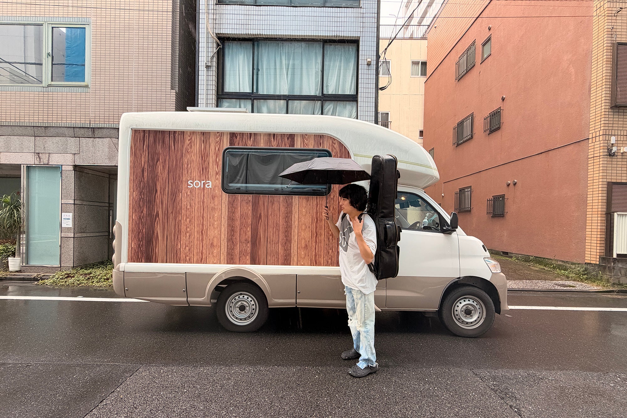 今回のライブは、チケット代を設定しない「投げ銭」スタイル。心が動いた分だけ、自由に音楽を受け取ってもらう。