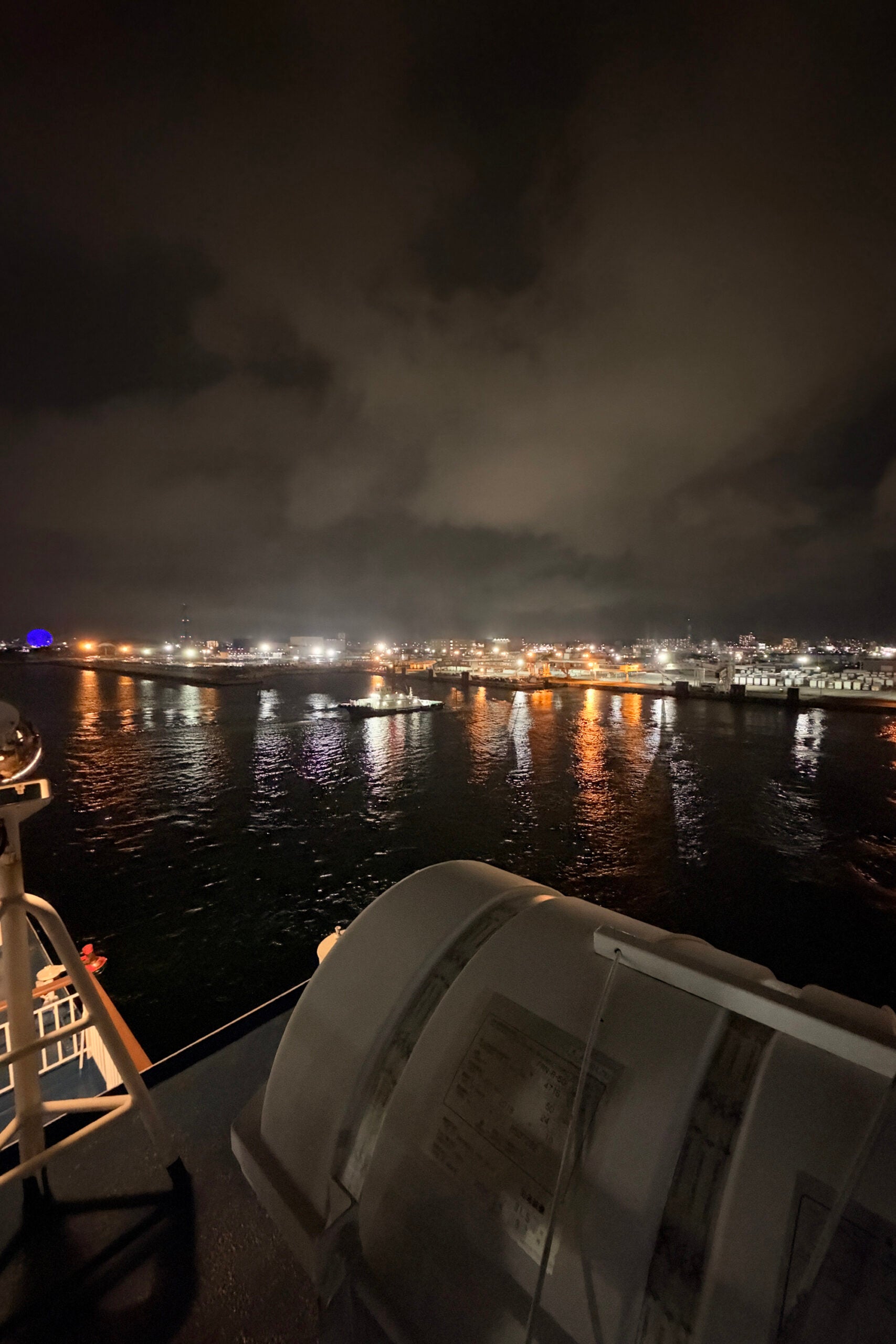 仙台港からフェリーに乗り込み、まずは北海道・すすきのへ。ここから日本列島を南へ走っていく。