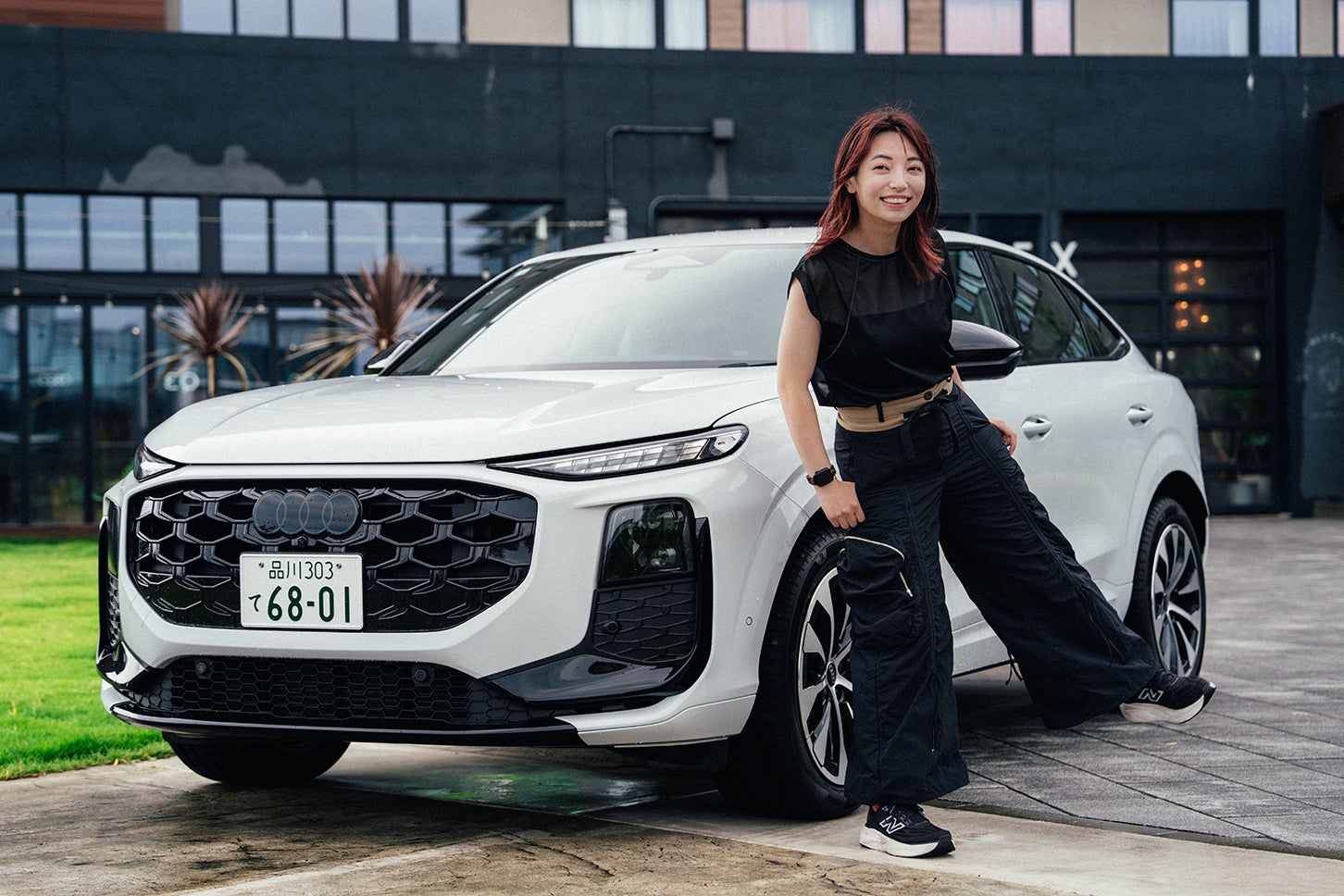 わたくしカナイメグと、約6年ぶりのフルモデルチェンジで第3世代へと進化した新型Audi Q3。ワイド＆ローを強調した筋肉質なプロポーションが、SUVらしい力強さと洗練された存在感を際立たせる。