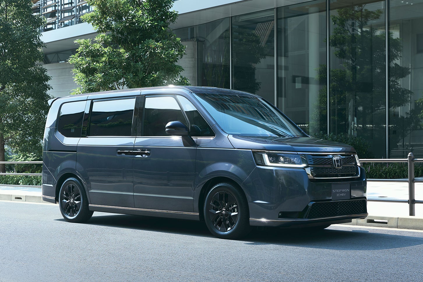 ホンダ・ステップワゴン e:HEVスパーダ ブラックエディション｜Honda Stepwgn e:HEV Spada Black Edition