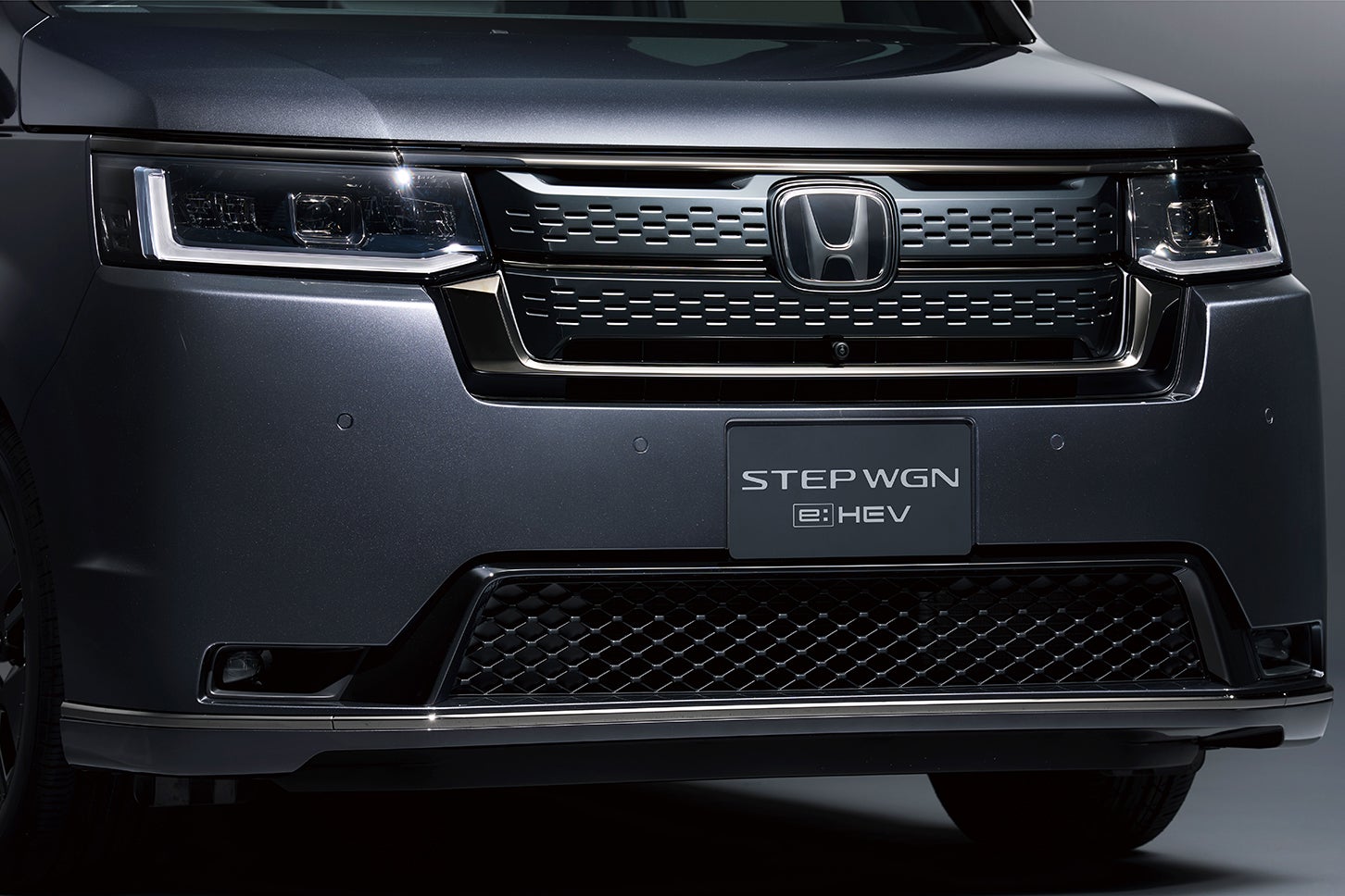 ホンダ・ステップワゴン e:HEVスパーダ ブラックエディション｜ブラッククロームメッキ加飾（フロントグリルガーニッシュ／フロントロアーガーニッシュ）