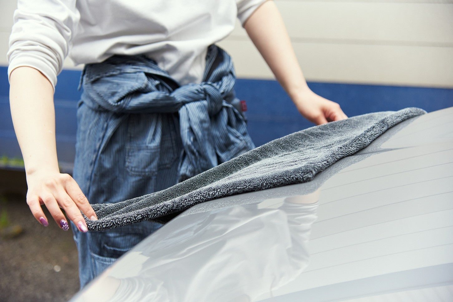 クロスを広げて乗せ、手前にひっぱるように優しく拭くのがベスト！