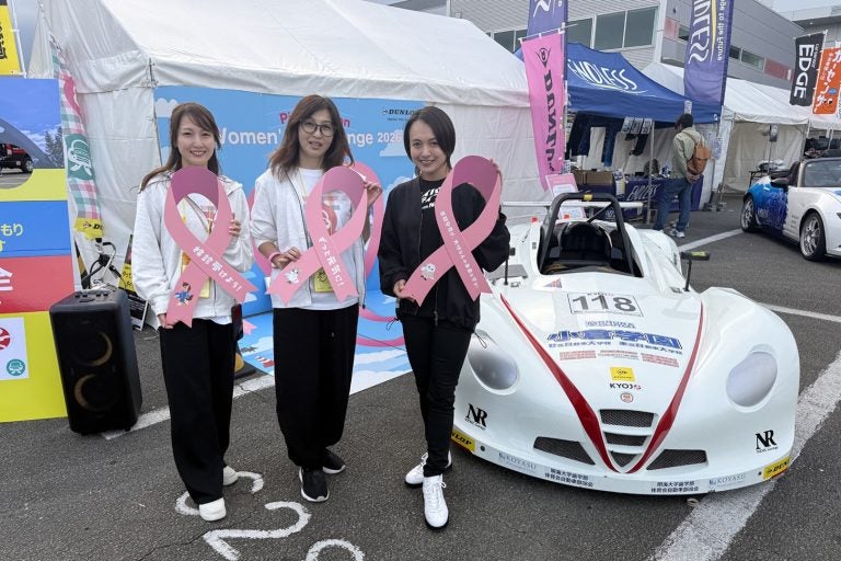 10月のピンクリボン運動に合わせ、特別仕様となったOKISHUブース。ダンロップのロゴをピンクに変更するなど、クルマの楽しさを伝えながら、社会的なメッセージも発信した。