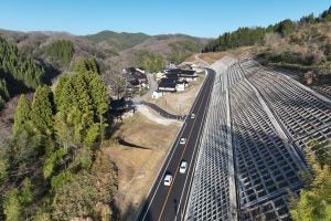 2023年に開通した国道304号「清水谷バイパス」。この更に南側で「金沢福光連絡道路」は構想されている。
