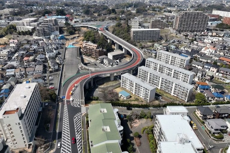 国道1号の戸塚区内に接続する環状3号線。東京方面へのランプが現在工事中だ