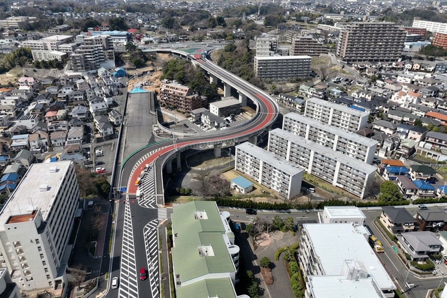 国道1号の戸塚区内に接続する環状3号線。東京方面へのランプが現在工事中だ