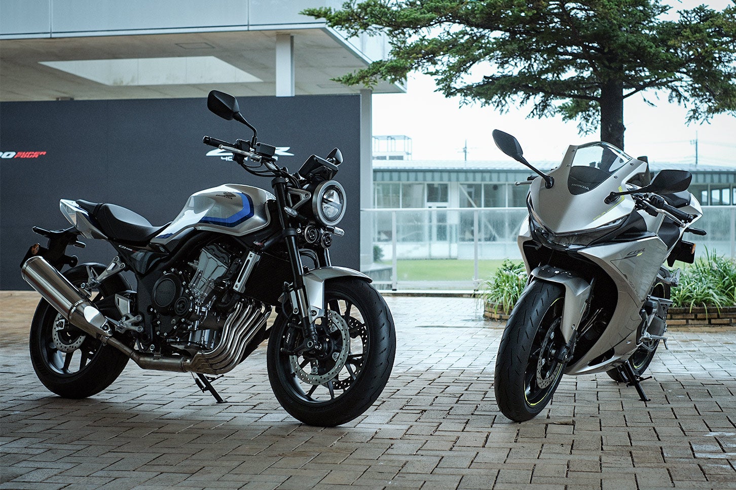 左から、「CB400スーパーフォア E-クラッチ」と、「CBR400Rフォア E-クラッチ」