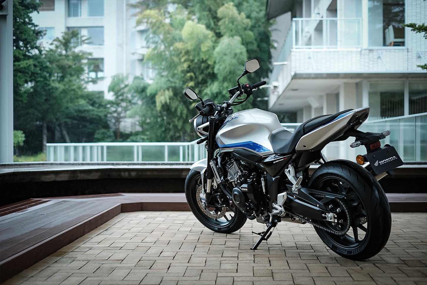 進化した装備や機能を備えながらも、王者の風格は「CB400SF」そのもの