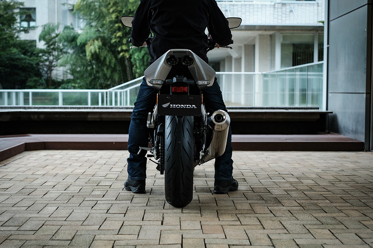 CB400スーパーフォア E-クラッチの足付き良好。（筆者の身長は172cm）