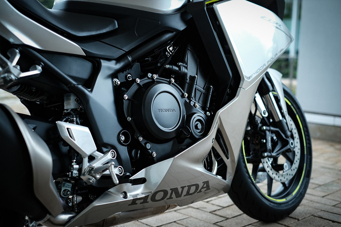 フルカウルの装備で重量が増すと思いきや、車両重量はCB400SF E-クラッチと同じ187kg