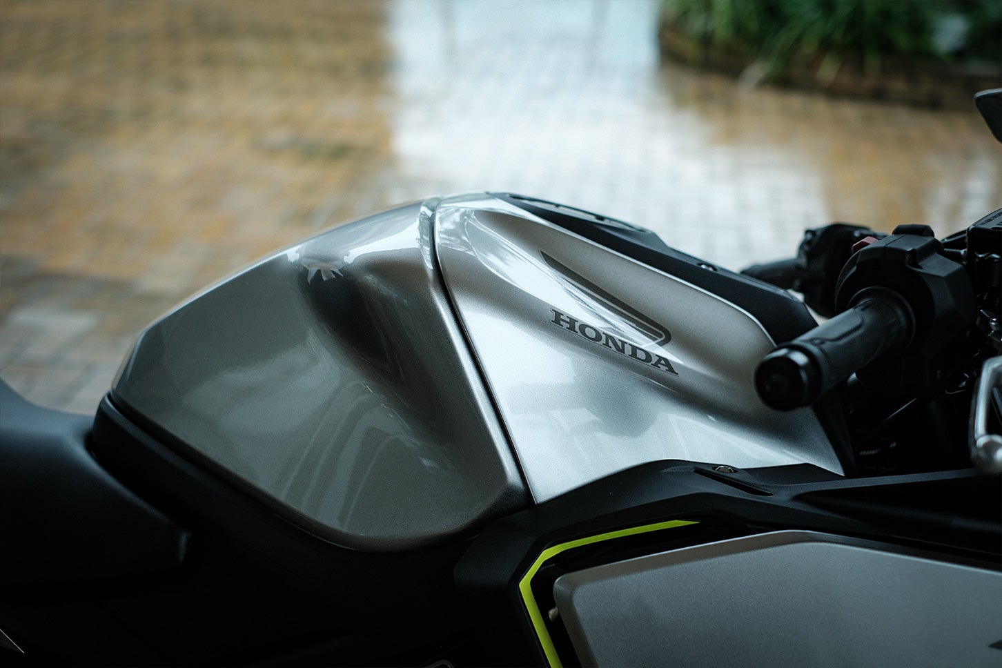 見る角度によって、形状が大きく変わるように感じられるCBR400R E-クラッチの燃料タンク