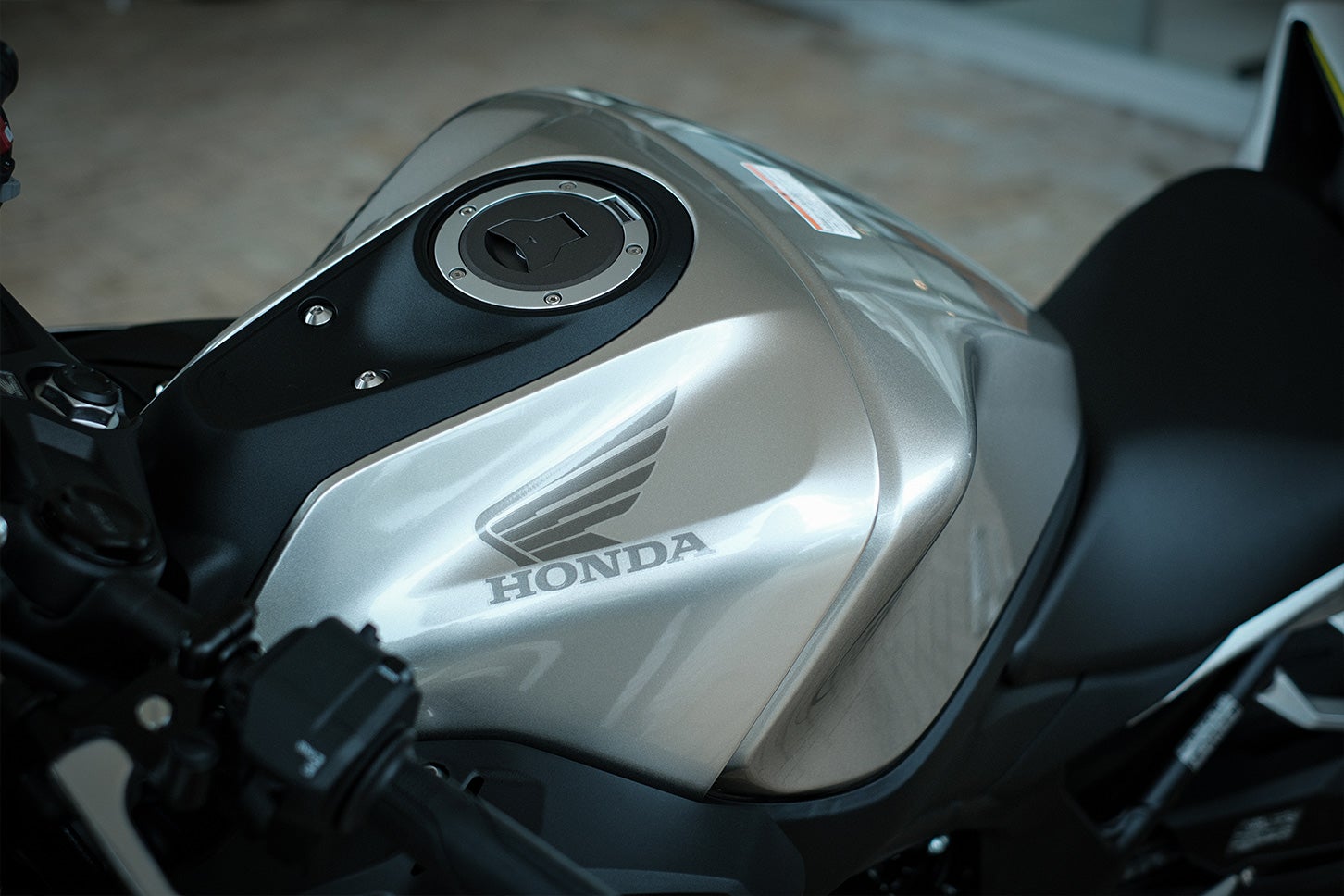 見る角度によって、形状が大きく変わるように感じられるCBR400R E-クラッチの燃料タンク