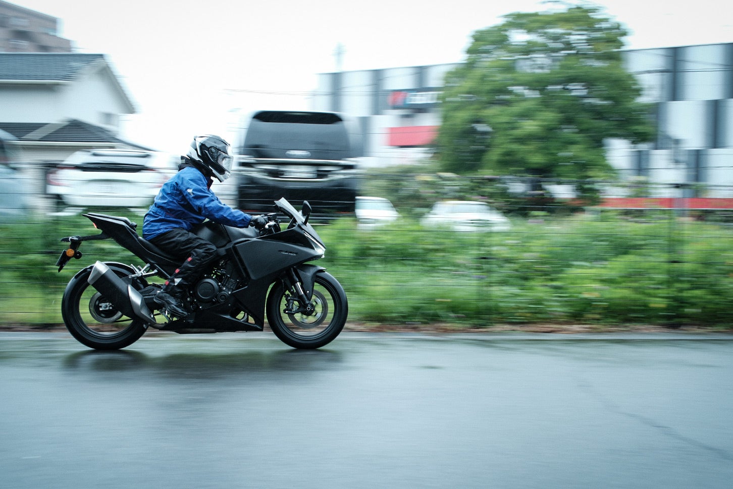 CB400SF E-クラッチと同じエンジンを搭載するため、走りの違いはそれほど大きくないと思っていたが、とんでもない。まるで異なる味付けに驚かされた。ぜひ実際に試乗して、その違いを体感してほしい