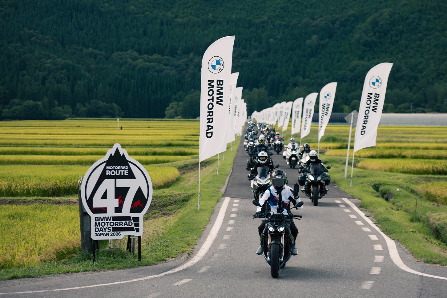「モトラッド・ライダーパレード」では、参加者がバイクに乗り、白馬村内を走行した。