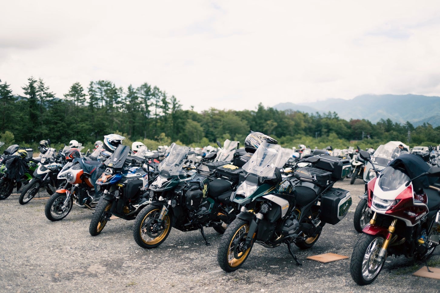 駐車場には、BMWのバイクが所狭しと並んでいた。