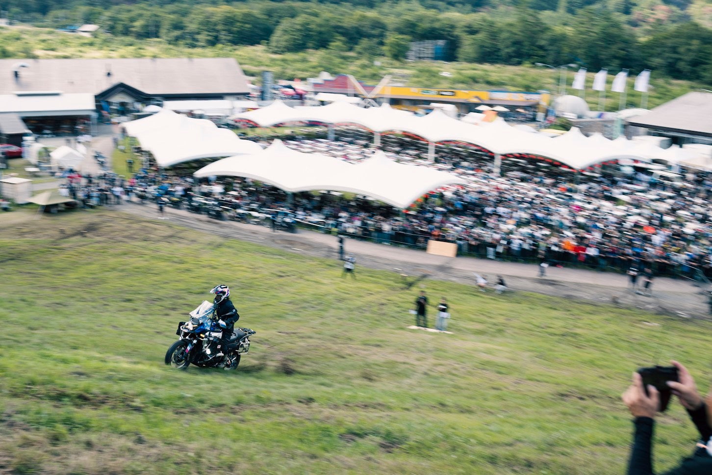 バイクでゲレンデの急斜面に挑む「ヒルクライム・コンテスト」は、大人気のコンテンツ。今年はコースの難易度が上がったそうで、転倒する参加者が続出していた。