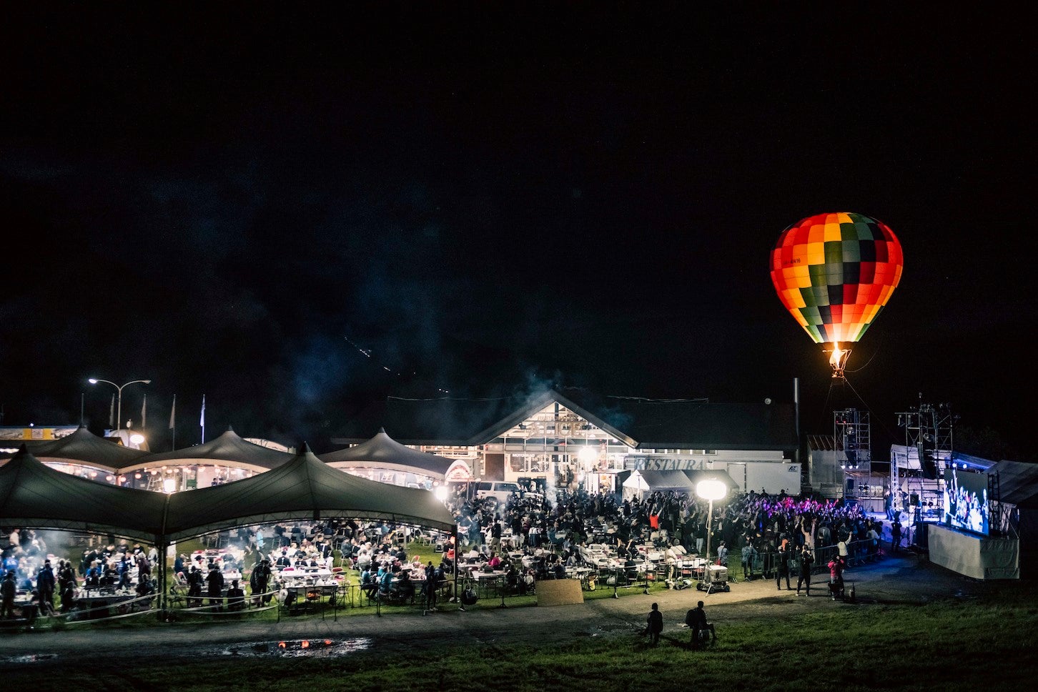 イベント初日の夜には、毎年恒例の「Saturday Night Bikers Party」を開催。ライブやBBQ、打ち上げ花火など、多彩な演出で会場は大いに盛り上がった。