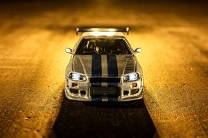 「NISSAN SKYLINE GT-R R34 Fast & Furious」ミニカーのライトを点灯させた状態