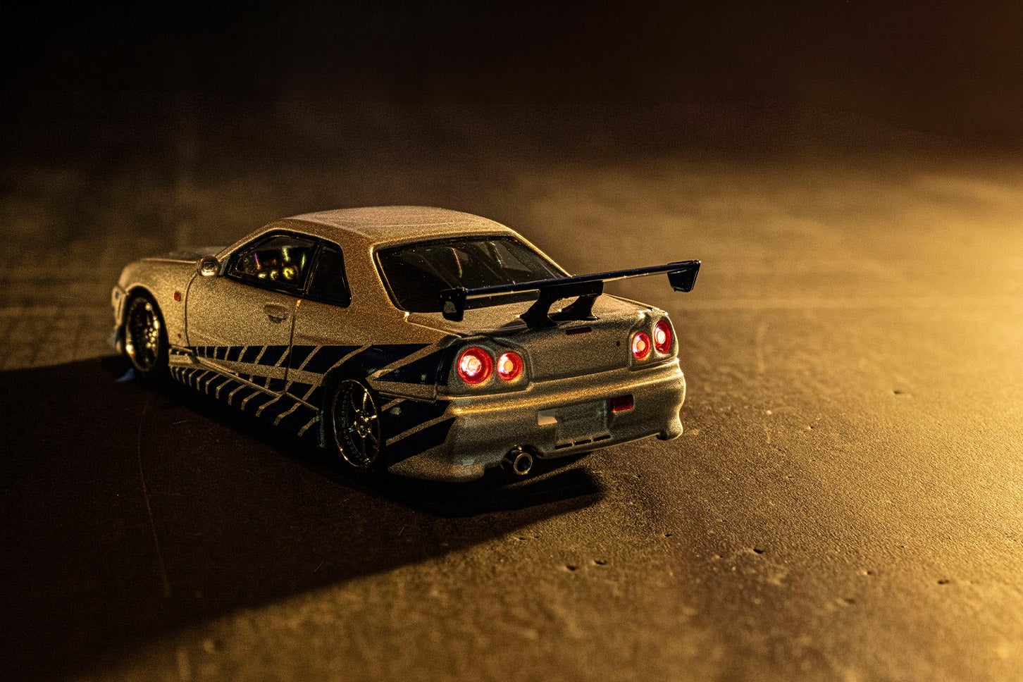 「NISSAN SKYLINE GT-R R34 Fast & Furious」ミニカーのライトを点灯させた状態