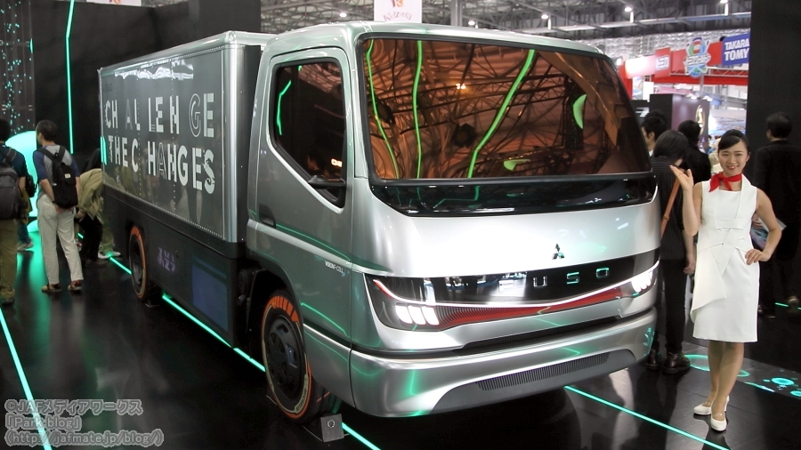 三菱ふそうが東京モーターショー2019で世界初公開した燃料電池小型トラックのコンセプトモデル「Vision F-CELL」。