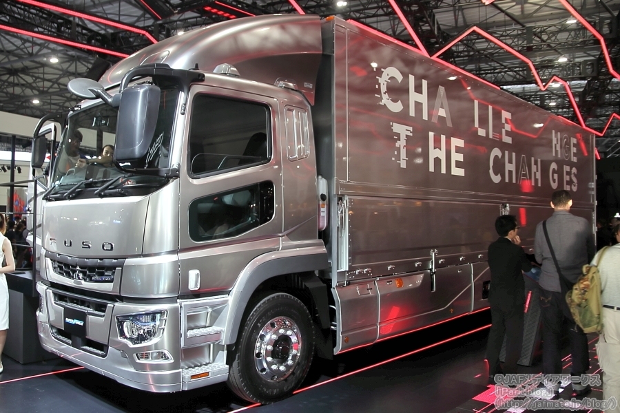 三菱ふそうが東京モーターショー2019で世界初公開した主力大型トラック「スーパーグレート」2019年モデル。