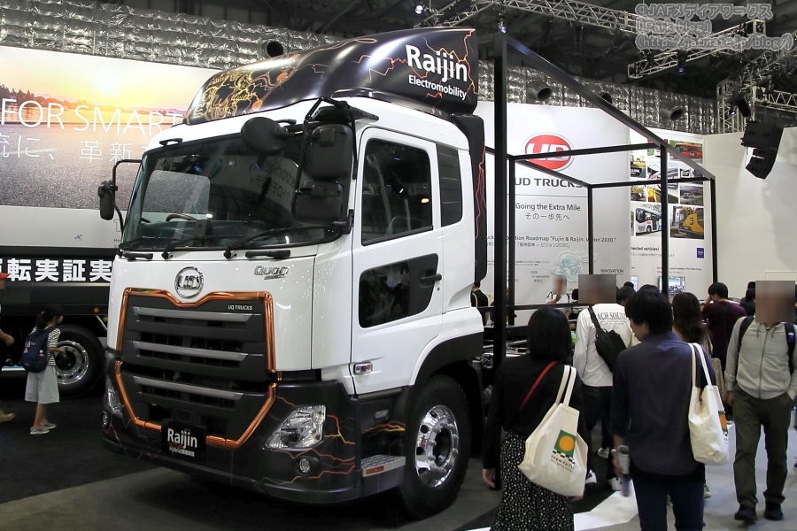 東京モーターショー2019でUDトラックスが出展したハイブリッド実験車「雷神」。